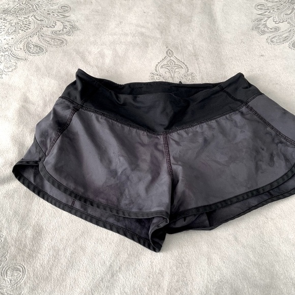 LuLu lemon Workout shorts 2.5 - Picture 3 of 6